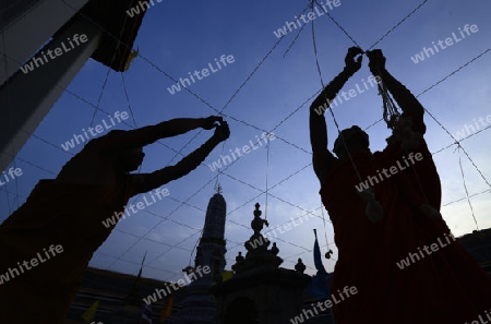 Moenche bei den Vorbereitungen auf die Neujahrsnacht Feier in der Tempelanlage des Wat Pho in der Hauptstadt Bangkok von Thailand in Suedostasien.