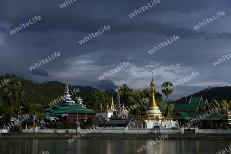 Der Tempel Wat Jong Kham und Jong Klang am See Nong Jong Kham im Dorf Mae Hong Son im norden von Thailand in Suedostasien.