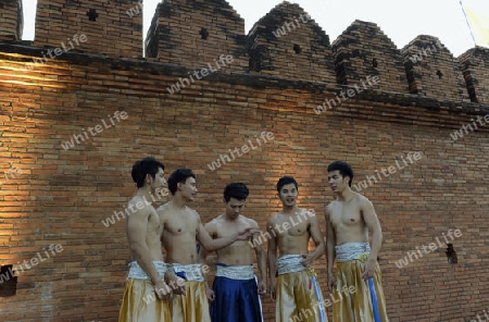 Traditionelle Taenzer an einem Abend vor der alten Stadtmauer am  Pratu Tha Phae Platz in Chiang Mai im norden von Thailand in Suedostasien.