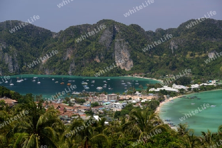 The view from the Viewpoint on the Town of Ko PhiPhi on Ko Phi Phi Island outside of the City of Krabi on the Andaman Sea in the south of Thailand. 