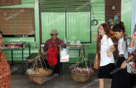 Ein Haendler wartet auf Kundschaft im Historischen Zentrum der Hauptstadt Bangkok in Thailand. 