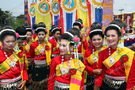 Menschen an der Festparade beim Bun Bang Fai oder Rocket Festival in Yasothon im Isan im Nordosten von Thailand. 