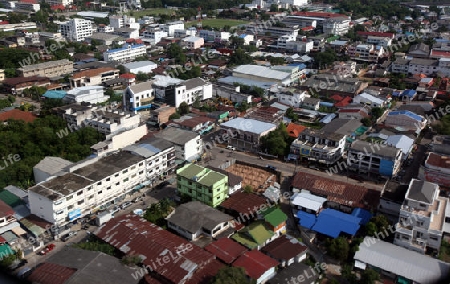 Die sicht auf die Stadt Ubon Rachathani im Isan beim Anflug von Chiang mai nach Ubon im Nordosten von Thailand. 