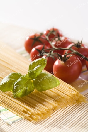 Spaghetti and tomatoes