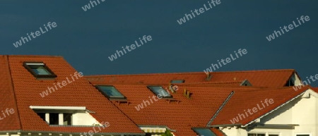 Rote Ziegeld?cher gegen blauen Himmel  1