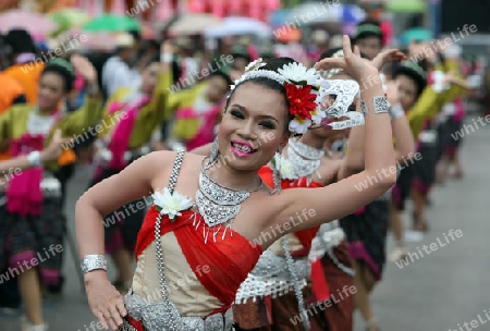 Menschen an der Festparade beim Bun Bang Fai oder Rocket Festival in Yasothon im Isan im Nordosten von Thailand. 