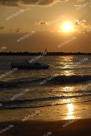 Boot im Sonnenuntergang