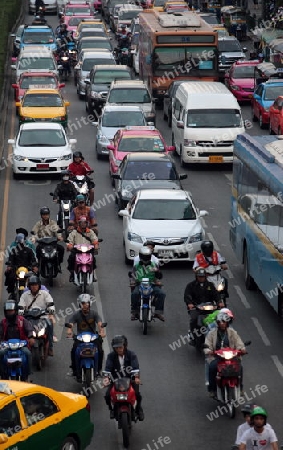 cars  in the city centre at the pratunam aerea in the city of Bangkok in Thailand in Suedostasien.