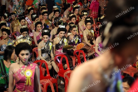 Eine Miss Kandidatin anlaesslich der Miss Wahl beim Bun Bang Fai oder Rocket Festival in Yasothon im Isan im Nordosten von Thailand. 