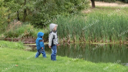 Kinder am Teich