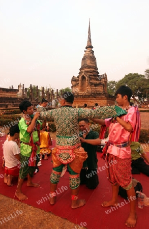 Taenzerinnen einer traditionellen Tanzgruppe bereitet sich auf eine Show vor im Wat Sa Si Tempel in der Tempelanlage von Alt-Sukhothai in der Provinz Sukhothai im Norden von Thailand in Suedostasien.