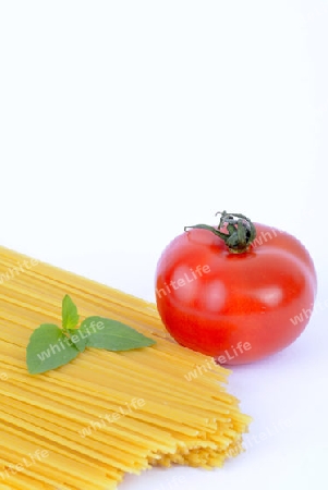  italienische Pasta, Spaghettini, Spagetti, Teigwaren , Nudeln, Tomate, Basilikum