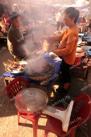 Auf dem Markt in der Altstadt von Luang Prabang in Zentrallaos von Laos in Suedostasien.