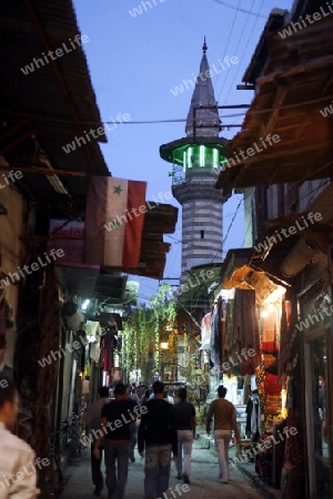 Eine Gasse mit Geschaeften im Souq in der Altstadt der Syrischen Hauptstadt Damaskus