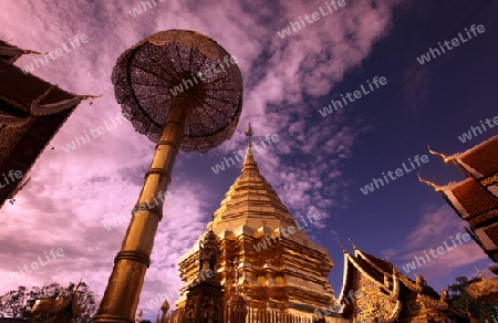 Der Chedi der Tempel Anlage des Wat Phra That Doi Suthep bei Chiang Mai in der Provinz Chiang Mai im Norden von Thailand in Suedostasien.