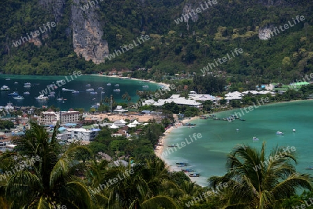 The view from the Viewpoint on the Town of Ko PhiPhi on Ko Phi Phi Island outside of the City of Krabi on the Andaman Sea in the south of Thailand. 