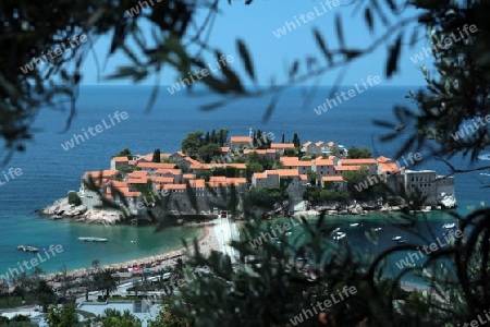 Die Hotelinsel Sveti Stefan am Mittelmeer in Montenegro im Balkan in Europa.