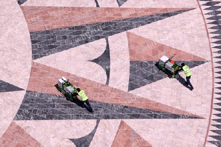 Putzleute auf der Seefahrer Weltkarte auf dem Vorplatz des Padrao dos Descobrimentos Denkmal im Stadtteil Belem der Hauptstadt Lissabon in Portugal.   