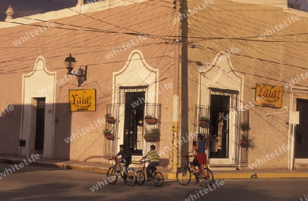 Der Parque Francisco Canton Rosado in der Daemmerung in der Altstadt Valladolid in der Provinz Yucatan in Mexiko.



