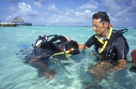 
Eine Tauchschule an der Insel Velavaru im Southmale Atoll auf den Inseln der Malediven im Indischen Ozean.