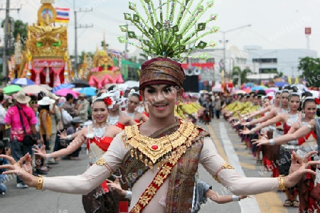 Menschen an der Festparade beim Bun Bang Fai oder Rocket Festival in Yasothon im Isan im Nordosten von Thailand. 