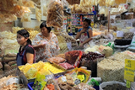 Eine Marktstrasse im China Town von Bangkok der Hauptstadt von Thailand in Suedostasien.