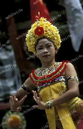 Taenzer in einer Bali Dance Show in Ubud in Bali auf der Insel Bali in Indonesien.