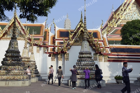 Die Tempelanlage des Wat Pho in der Hauptstadt Bangkok von Thailand in Suedostasien.