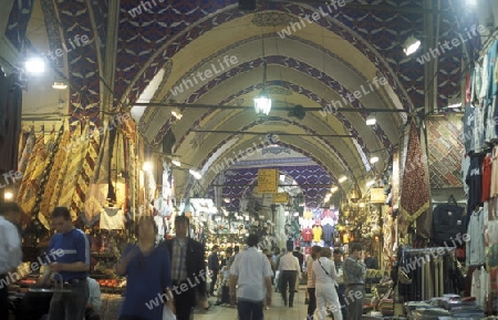 Der Souq, Bazaar oder Markt von Kapali Carsi im Stadtteil Sultanahmet in Istanbul in der Tuerkey.