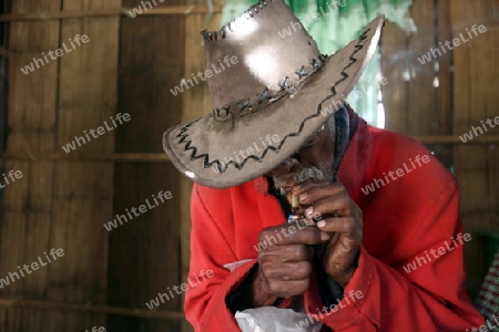 Ein Bauer  vor seinem Haus in einem Bauerndorf beim Bergdorf Maubisse suedlich von Dili in Ost Timor auf der in zwei getrennten Insel Timor in Asien