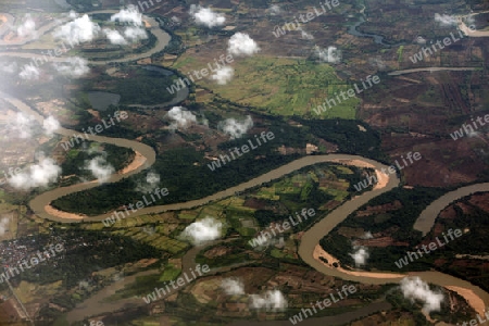 Die Landschaft rund um die Provinz Yasothon und Ubon Rachathani im Isan beim Anflug von Chiang mai nach Ubon im Nordosten von Thailand. 