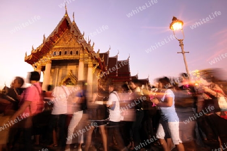 Die Tempelanlage des Wat Benchamabophit bei einer Religioesen Zeremonie in Bangkok der Hauptstadt von Thailand in Suedostasien.