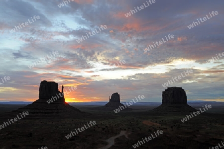 "The Mittens" Buttes bei Sonnenaufgang, Monument Valley, Arizona, USA