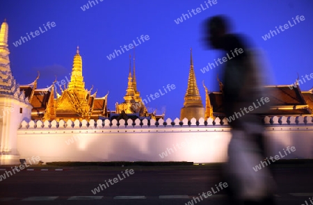 Das Tempelgelaende in der Abendstimmung mit dem Wat Phra Keo beim Koenigspalast im Historischen Zentrum der Hauptstadt Bangkok in Thailand. 