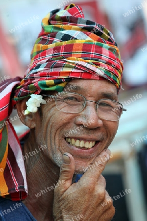 Eine traditionelle Tanz Gruppe zeigt sich an der Festparade beim Bun Bang Fai oder Rocket Festival in Yasothon im Isan im Nordosten von Thailand. 