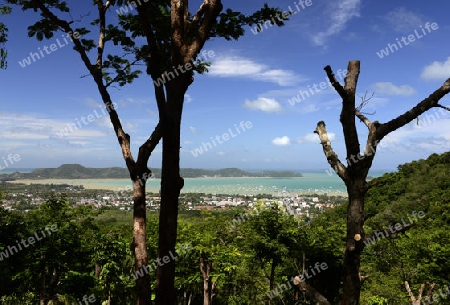 Die Sicht von den Bergen nach Chalong im sueden der Insel Phuket im sueden von Thailand in Suedostasien.