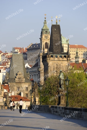 Blick von der Karlsbr?cke am fruehen Morgen Richtung Kleinseite, Prag, Tschechien, Europa, Boehmen