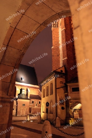 Der Rynek Glowny Platz mit der Marienkirche in der Altstadt von Krakau im sueden von Polen.