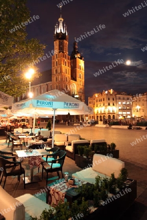 Der Rynek Glowny Platz mit der Marienkirche in der Altstadt von Krakau im sueden von Polen