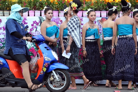 Eine traditionelle Tanz Gruppe zeigt sich an der Festparade beim Bun Bang Fai oder Rocket Festival in Yasothon im Isan im Nordosten von Thailand. 