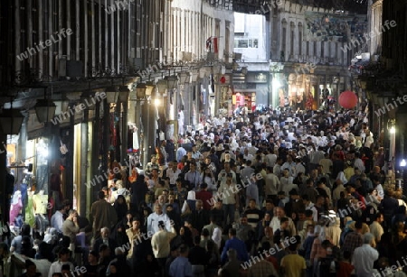 Eine Gasse mit Geschaeften im Souq in der Altstadt der Syrischen Hauptstadt Damaskus