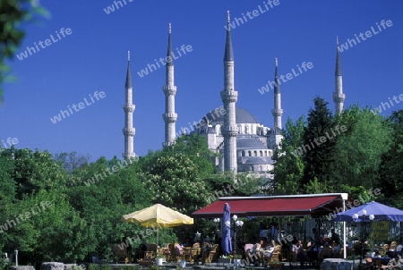 Die Blaue Moschee im Stadtteil Sulranahmet in Istanbul in der Tuerkey.