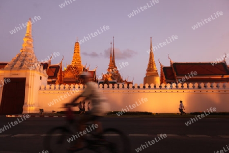 Das Tempelgelaende in der Abendstimmung mit dem Wat Phra Keo beim Koenigspalast im Historischen Zentrum der Hauptstadt Bangkok in Thailand. 