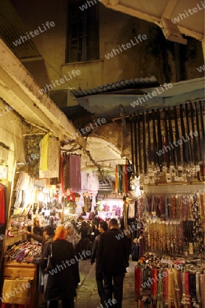 Afrika, Nordafrika, Tunesien, Tunis
Eine Gasse in der Medina mit dem Markt oder Souq in der Altstadt der Tunesischen Hauptstadt Tunis



