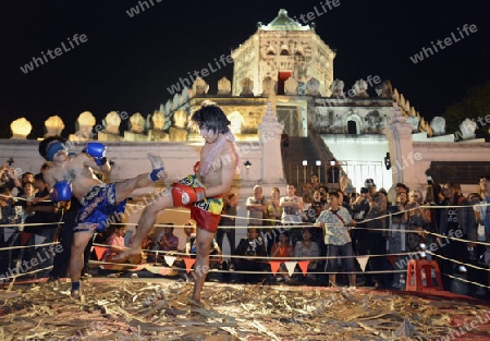 Thai Boxer oder Muay Thai kaempfer bei einem Showkampf vor dem Fort Sumen bei einem Fest im Santichaiprakan Park am Mae Nam Chao Phraya in der Hauptstadt Bangkok von Thailand in Suedostasien.