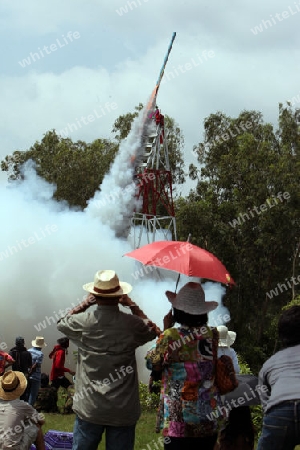 Eine Rakete startet beim Bun Bang Fai oder Rocket Festival in Yasothon im Isan im Nordosten von Thailand. 