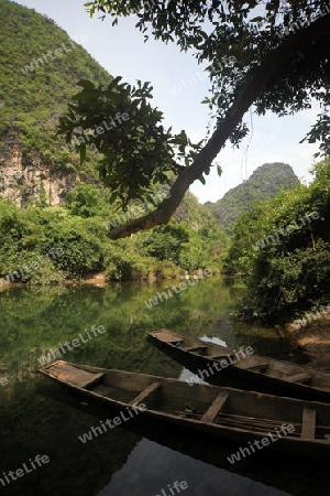 Die Huegel Landschaft bei der Stadt Tha Khaek in zentral Laos an der Grenze zu Thailand in Suedostasien.