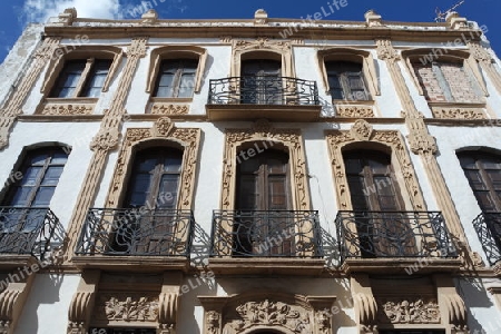 Weisse Hausfassade in Ronda, Andalusien