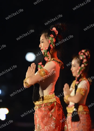 Taenzerinnen bei einem traditionellen Tanz im Santichaiprakan Park am Mae Nam Chao Phraya in der Hauptstadt Bangkok von Thailand in Suedostasien.