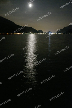 Moonrise over porto